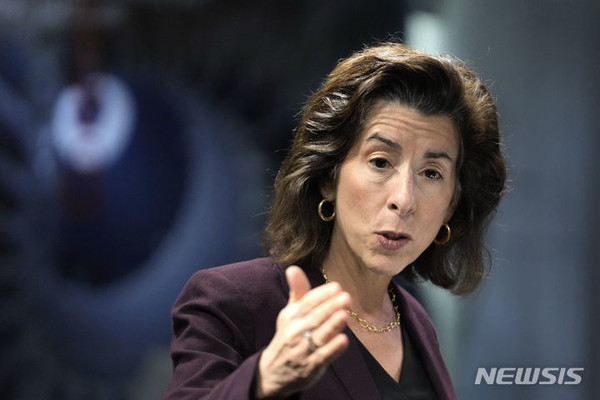 지나 러몬도 미 상무장관이 지난달 11일 뉴햄프셔주 내슈아의 한 업체를 방문해 발언하는 모습 [내슈아(뉴햄프셔)=AP/뉴시스]