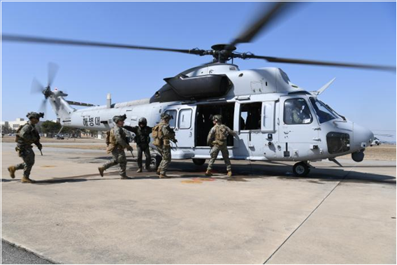 ▲ 미해병대 상륙군이 우리 해병대 마린온 헬기에 탑승하고 있다. ⓒ국방부