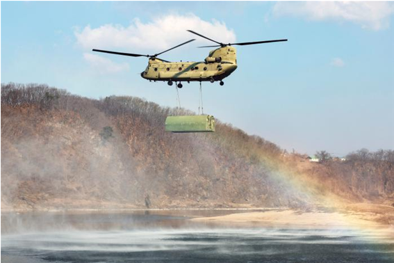 ▲ 미 육군 CH-47D 시누크 헬기가 항공수송을 통한 부교 구축을 위해 개량형 전술부교를 매달고 강 위로 향하고 있다. ⓒ국방부