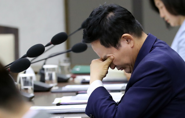 원희룡 국토교통부 장관이 세종시 정부세종청사에서 열린 국가보훈부 출범 국가보훈위원회에 참석, 얼굴을 만지고 있다. ⓒ 뉴시스