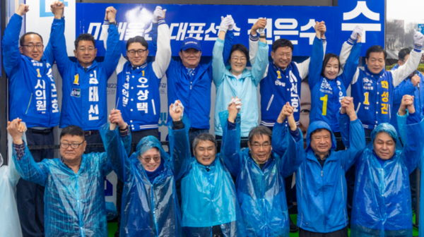 제22대 국회의원선거 선거 공식 선거운동 첫날인 28일 울산 남구 공업탑로터리에서 열린 출정식에서 (왼쪽부터) 손근호 울산북구보궐선거 시의원 후보, 국회의원 후보 동구 김태선, 중구 오상택, 송철호 상임선거대책위원장, 윤희숙 진보당 상임대표, 울주군 이선호, 남구갑 전은수, 남구을 박성진 후보 등이 손을 맞잡고 필승을 다짐하고 있다.