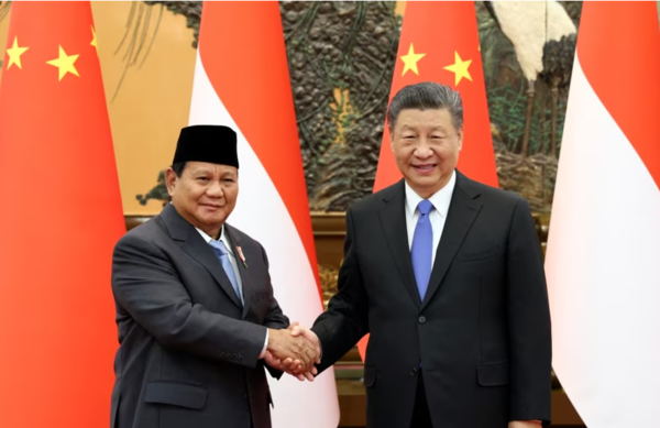 ▲ 시진핑 중국 국가 주석이 4월 1일 베이징 인민대회당에서 프라보워 수비안토 인도네시아 대통령 당선인과 만나 악수하고 있다.