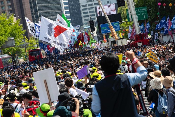 ▲1일 오후 2시, 광화문 일대에서 열린 "양회동열사 정신계승! 윤석열정권 퇴진! 모든 노동자의 노동권 보장! 2024 세계 노동절 대회 "이제는 퇴진이다""에서 참가자들이 집회를 진행하고 있다. ©민주노총