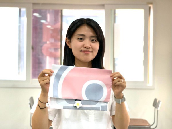 ▲ 서울여대 학생들이 유룻 위원장에게 전해준 파우치.