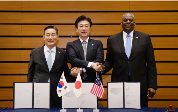 ▲ 한미일 삼국 국방장관이 도쿄에서 첫 한미일 국방장관회담을 개최하고, “삼국안보협력 협력각서”에 서명했다. 이 각서는 서명과 동시에 발효했다.