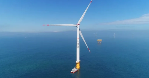 ▲ 한 대 높이가 100m가 넘는 중국의 거대한 해상 풍력발전기 모습. 그 밑에 선박이 조그많게 보인다.