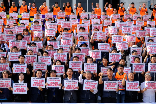 25일 국회 앞에서 열린 '노조법 2·3조 개정안 국회 재의결 통과 촉구 기자회견' ⓒ 김준 기자