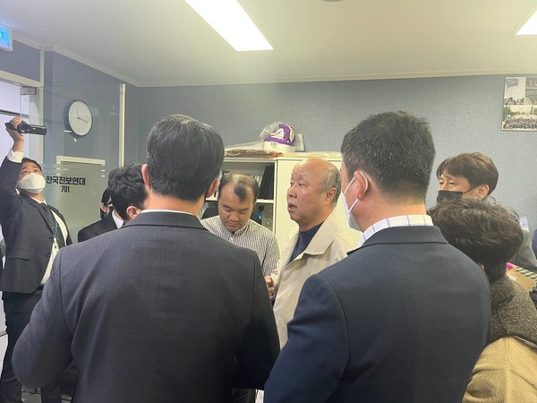 경찰이 30일 한국진보연대 사무실을 압수수색하고 있다. ⓒ한국진보연대