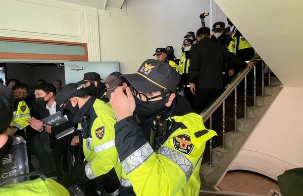 30일 한국진보연대를 압수수색하기 위해 7층 통로를 완전히 막고 있는 경찰 ⓒ한국진보연대