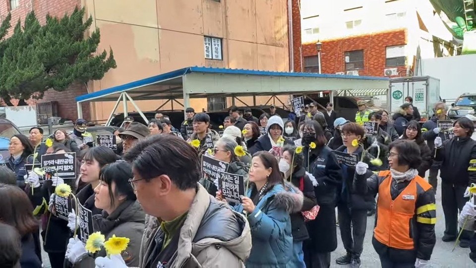 ▲11일 오후 1시 남천동 국민의힘 부산시당 당사 앞에서 시민들이 '내란공범 국민의힘 사망선고 장례식'을 진행하며 항의하고 있다.