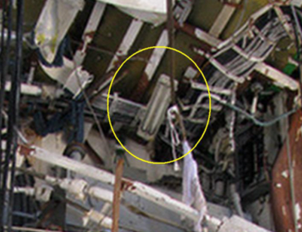 ▲어뢰가 폭발한 천안함 단면에 깨지지 않고 남아 있는 형광등.