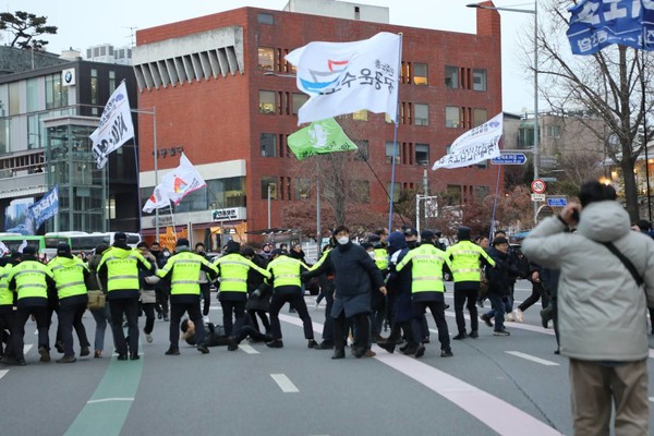 12일, 민주노총 한강진 대통령 관저 앞 투쟁 ⓒ민주노총
