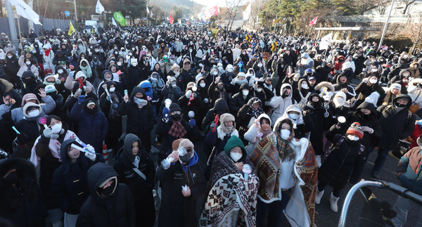 ▲전국농민회총연맹 전봉준 투쟁단의 '윤석열 대통령 체포 등을 촉구'하는 트랙터 대행진이 1박2일째 이어진 22일 오전 서울 서초구 남태령역 인근에서 집회 참가자가 구호를 외치고 있다. 2024.12.22. scchoo@newsis.com