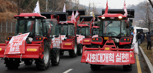 ▲전국농민회총연맹 전봉준 투쟁단 농민들이 21일 윤석열 대통령 체포 등을 촉구하며 트랙터와 트럭 수십 대를 몰고 상경하던 중 서울 남태령 고개 인근에서 경찰에 가로막혀 있다. 2024.12.21. yesphoto@newsis.com