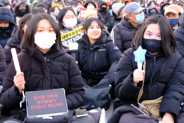 28일 광화문에서 열린 ‘윤석열 즉각 퇴진, 사회대개혁, 4차 범시민대행진’ ⓒ 김준 기자