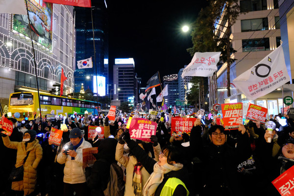 28일 광화문에서 열린 ‘윤석열 즉각 퇴진, 사회대개혁, 4차 범시민대행진’ ⓒ 김준 기자