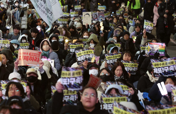 2일 오후 윤석열 관저 인근에서 윤석열 즉각체포·사회대개혁 비상행동의 집회 참가자가 구호를 외치고 있다. ⓒ뉴시스