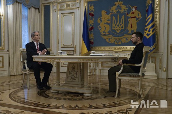 ▲스콧 베선트(왼쪽) 미국 재무장관이 12일(현지 시간) 우크라이나 키이우에서 볼로디미르 젤렌스키 우크라이나 대통령과 회담하고 있다. 베선트 장관은 젤렌스키 대통령과 희토류 등 천연자원 등을 논의한 것으로 알려졌다. 2025.02.13.