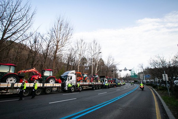 ▲ 경찰에 막혀 농민과 시민 대오에 다다르지 못한 트랙터들 ⓒ민주노총
