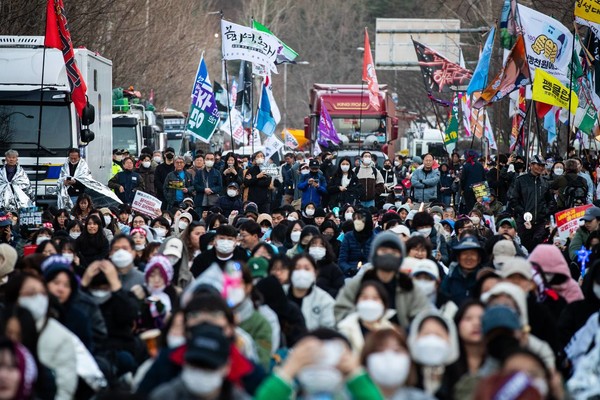 ▲25일 오후, 남태령에서 시민들이 경찰과 대치하고 있다.