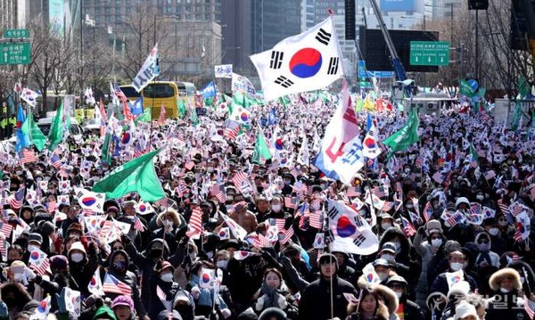 얼마전 3.1절에 자유통일당 등 보수단체가 주최한 집회에서 참가자들이 태극기와 성조기를 흔들고 있다.