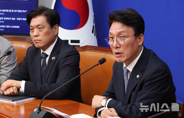 ▲대선 상임 공동선거대책위원장인 김민석 더불어민주당 최고위원이 30일 오전 서울 여의도 국회에서 현안관련 기자간담회에서 발언을 하고 있다. 2025.04.30. suncho21@newsis.com