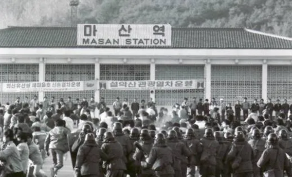 ▲부마항쟁 당시 진압대에 맞선 마산역에서의 시위