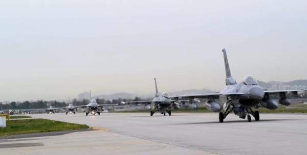 ▲ 2023년 4월14일 한국에서 실시된 한미연합 훈련에 참가한 미 공군 F-16 파이팅 팰컨 전투기들이 군산 미 공군군기지에서 이륙해 광주 미공군기지에 착륙한 뒤 퍼레이드를 하고 있다(https://www.dvidshub.net/video/880363/8th-fighter-wing-arrives-gwangju-air-base-korea-flying-training-2023-b-roll 동영상 갈무리).