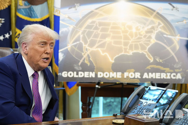 도널드 트럼프 미국 대통령이 20일(현지 시간) 백악관 집무실에서 차세대 미사일 방어시스템인 '골든 돔'에 관해 발언하고 있다. 트럼프 대통령은 미 전역을 보호하는 '골든 돔'을 본인의 임기가 끝나는 2029년 1월 이전에 실전 배치하겠다고 밝혔다. ⓒ뉴시스