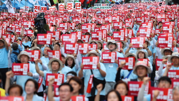 15일 서울 중구 숭례문 인근에서 자주통일평화연대 주최로 진행된 광복 80년 평화 주권 역사정의 실현 8.15 범시민대회에서 참석자들이 피켓을 들고 구호를 외치고 있다.