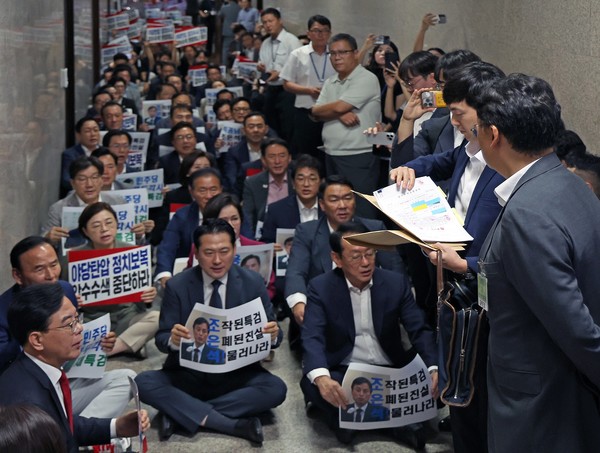 조은석 특별검사팀 직원들이 3일 서울 여의도 국회 국민의힘 원내대표실 앞에서 압수수색영장을 꺼내고 있다. 국민의힘 장동혁 대표, 송언석 원내대표 등 의원들이 의원총회 농성을 하고 있다. ⓒ뉴시스