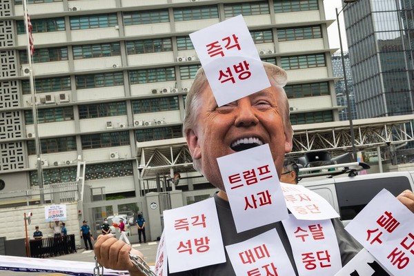 민주노총 등 노동・시민사회가 9일 오전 10시 서울 광화문 주한미대사관 앞에서 긴급 기자회견을 열고 지난 4일 미국 조지아주 배터리공장 건설현장에서 한국노동자를 폭력적으로 연행한 미 트럼프 행정부를 강하게 규탄했다. ⓒ민주노총