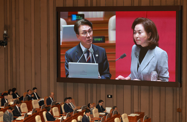 김민석 국무총리가 18일 서울 여의도 국회에서 열린 제429회국회(정기회) 제8차 본회의 '교육·사회·문화에 관한 질문'에서 김민전 국민의힘 의원 질의에 답하고 있다. ⓒ 뉴시스