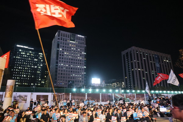 진보당은 26~27일, 미 대사관 앞에서 미국의 약탈적 대미 투자강요를 규탄하는 철야 정당연설회를 진행했다. ⓒ진보당