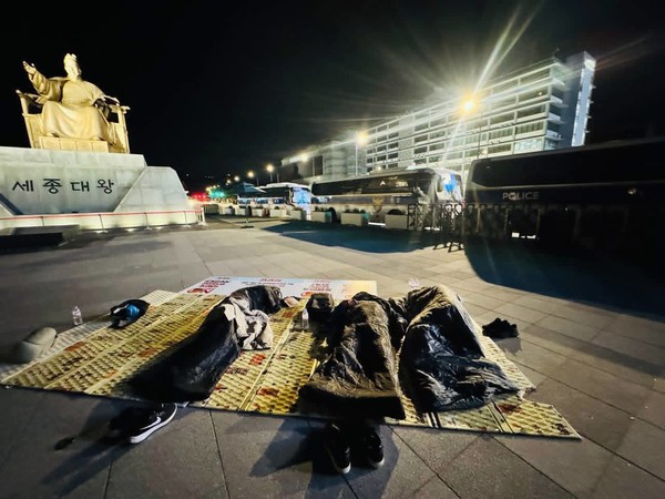 진보당은 26~27일, 미 대사관 앞에서 미국의 약탈적 대미 투자강요를 규탄하는 철야 정당연설회를 진행했다. ⓒ진보당