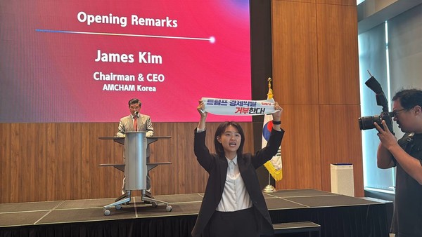 유룻 진보당 대학생 직접정치위원회 위원장이 제임스 김 주한 미 상공회의소 회장 앞에서 항의 발언을 진행하고 있다. ⓒ진보당