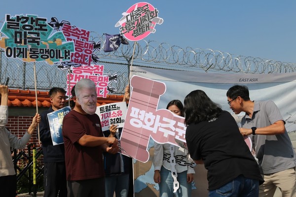 10월 1일, 평화주권행동 평화너머가 주한미군사령부 앞에서 "미국의 '항공모함, 기지소유' 발언 철회! 동맹현대화 중단!" 한미상호방위조약 72년, 1회 한국평화주권대회 선포 기자회견을 진행했다. ⓒ평화주권행동 평화너머