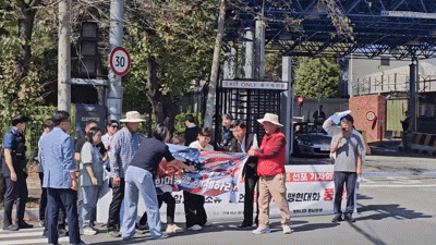1회 한국평화주권대회 선포 행동 기자회견과 함께 진행한 퍼포먼스 ⓒ평화주권행동 평화너머 경남본부