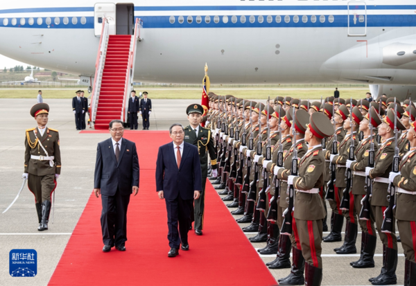 리창 중국 국무원 총리가 평양공항에 도착, 박태성 북(조선) 내각 총리가 영접하고 있다 ⓒ신화통신