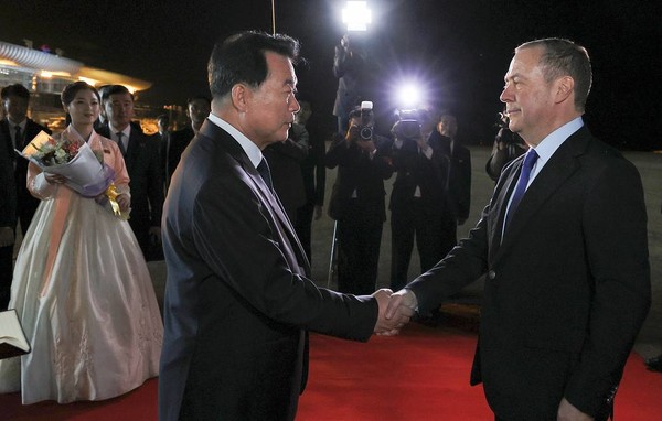 메드베데프 러시아 국가안보회의 부의장이 평양공항에 도착, 임천일 외무성 부상이 영접하고 있다 ⓒ타스통신