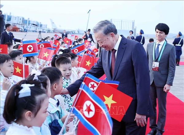 토 럼 베트남공산당 서기장이 평양공항에 도착, 환영을 받고 있다 ⓒVNA