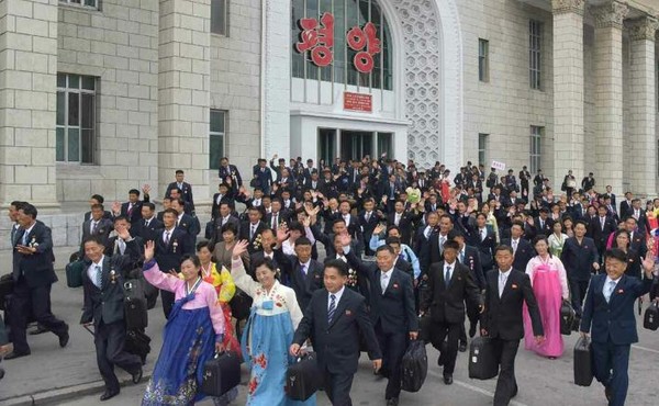 당창건 80주년 경축행사 참가자들이 평양에 도착하고 있다 ⓒ로동신문