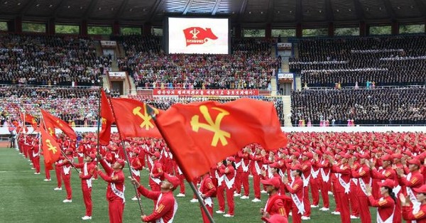 충성의 편지 증정모임이 김일성경기장에서 열리고 있다 ⓒ로동신문