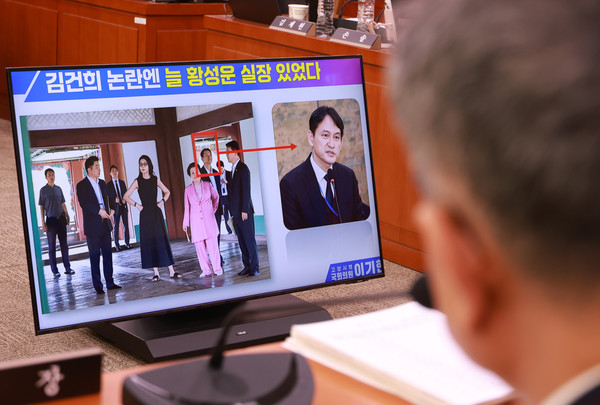 이기헌 더불어민주당 의원이 29일 서울 여의도 국회에서 열린 문화체육관광위원회의 문화체육관광부, 국가유산청 등 종합감사에서 질의하고 있다. 모니터에 질의자료가 송출되고 있다. ⓒ 뉴시스