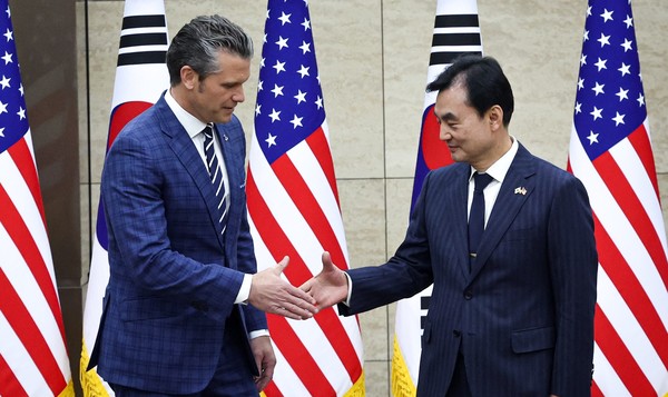 안규백 국방부 장관과 피트 헤그세스 미국 국방부 장관이 4일 오전 서울 용산 국방부 청사에서 열린 제57차 한미안보협의회의(SCM) 확대회의에서 악수하고 있다. ⓒ뉴시스