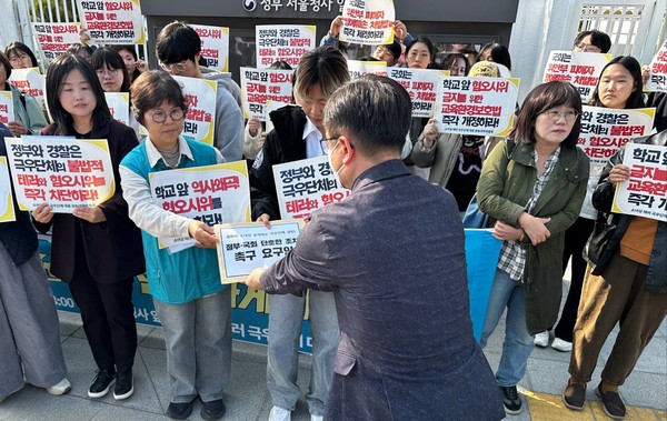 소녀상 테러 극우단체 대응 공동대책위원회(가)는 7일 오후 1시, 정부서울청사 앞에서 평화의 소녀상 공격하는 극우단체 강력 규탄하고 및 정부와 국회 단호한 조치를 촉구하는 기자회견을 개최하고 요구안을 총리실에 전달했다. ⓒ한경준 기자