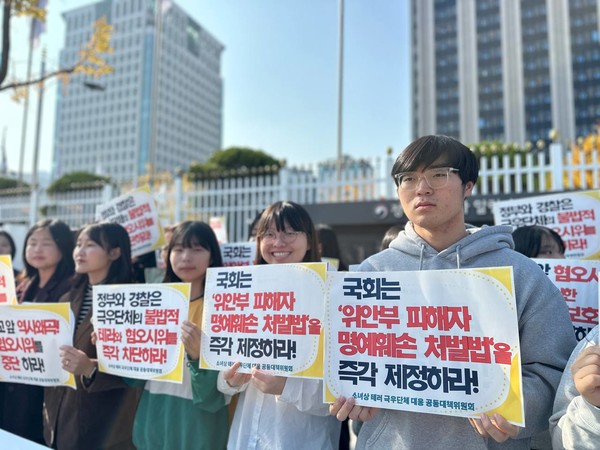 소녀상 테러 극우단체 대응 공동대책위원회(가)는 7일 오후 1시, 정부서울청사 앞에서 평화의 소녀상 공격하는 극우단체 강력 규탄하고 및 정부와 국회 단호한 조치를 촉구하는 기자회견을 개최하고 요구안을 총리실에 전달했다. ⓒ한경준 기자