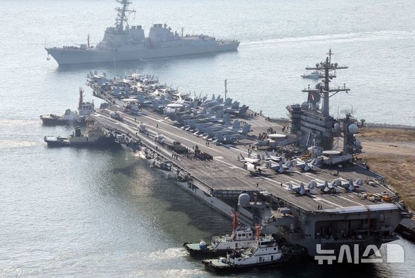 미 해군 제7함대 소속 핵추진 항공모함 ‘조지워싱턴호’가 부산작전기지에 입항했다. ⓒ뉴시스