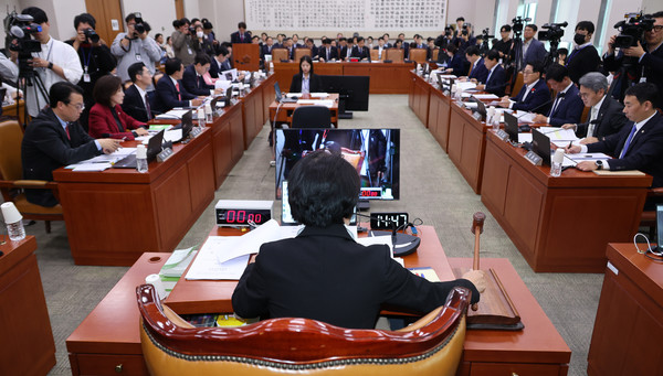 추미애 국회 법제사법위원회 위원장이 12일 오후 서울 여의도 국회에서 열린 전체회의에서 의사봉을 두드리고 있다. ⓒ 뉴시스