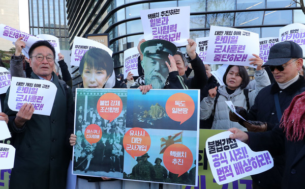 한일역사정의평화행동·자주통일평화연대가 17일 서울 종로구 일본대사관 인근에서 을사늑약 120년, 역사정의와 평화 그리고 올바른 한일관계를 위한 각계 기자회견을 열고 규탄 퍼포먼스를 하고 있다. ⓒ뉴시스